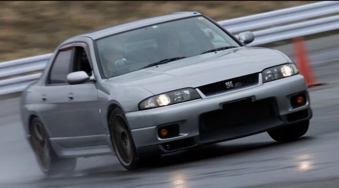 R33 GT-R「大先輩号」 GTとしてワインディングを駆けています。